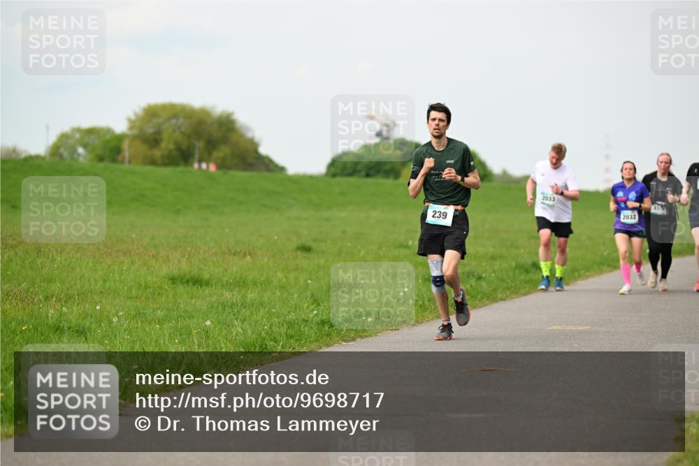 10.05.2026 - 8. Wedeler Halbmarathon Dr. Thomas Lammeyer http://msf.ph/oto/9698717 10.05.2026 11:34:07 Laufen 239, 2033, 2032 meine-sportfotos.de
