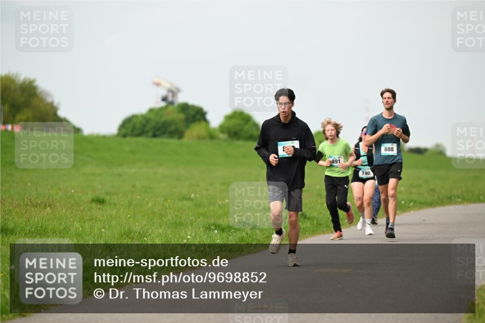 10.05.2026 - 8. Wedeler Halbmarathon Dr. Thomas Lammeyer http://msf.ph/oto/9698852 10.05.2026 11:35:01 Laufen 891, 740, 888 meine-sportfotos.de