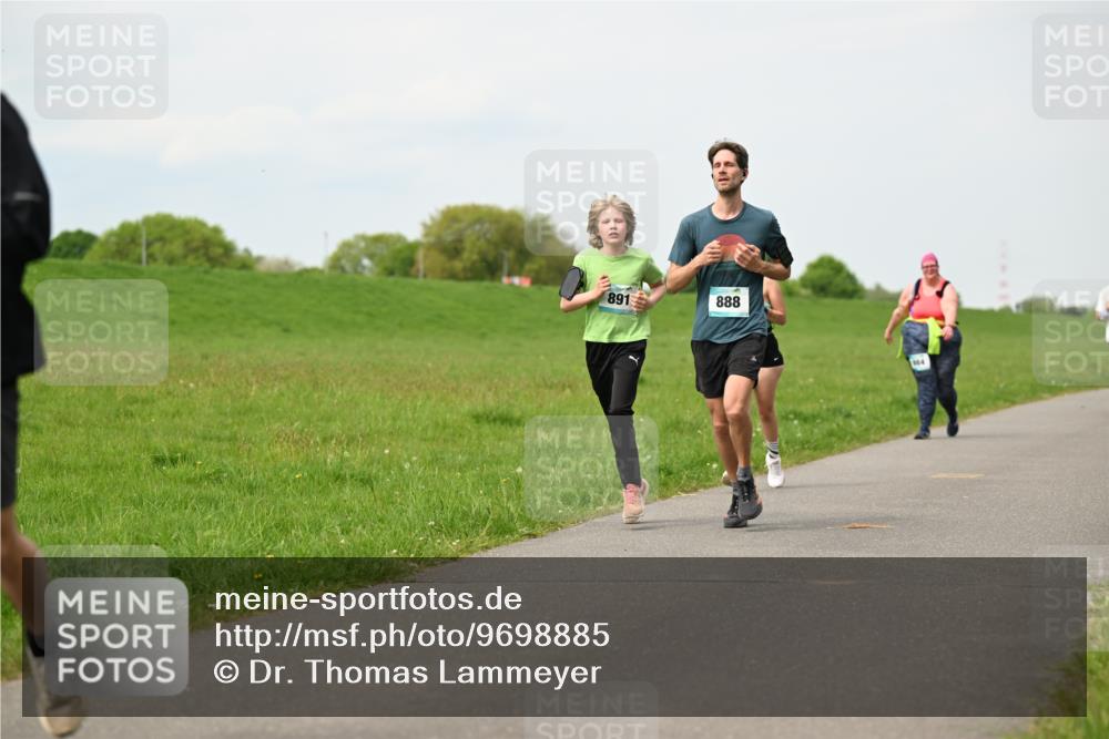 10.05.2026 - 8. Wedeler Halbmarathon Dr. Thomas Lammeyer http://msf.ph/oto/9698885 10.05.2026 11:35:06 Laufen 891, 888, 104 meine-sportfotos.de