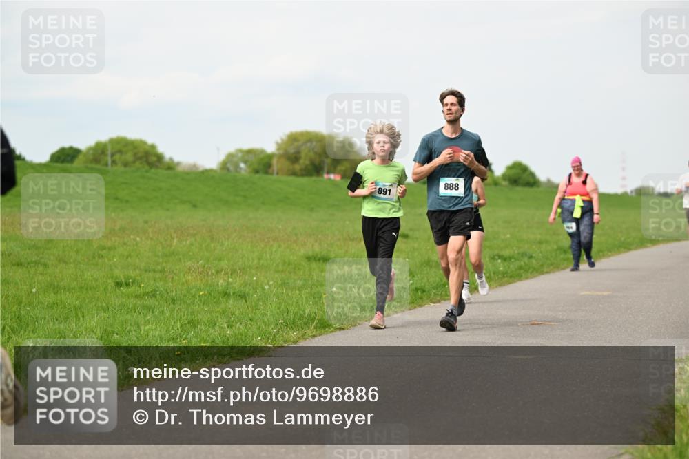 10.05.2026 - 8. Wedeler Halbmarathon Dr. Thomas Lammeyer http://msf.ph/oto/9698886 10.05.2026 11:35:06 Laufen 891, 888 meine-sportfotos.de