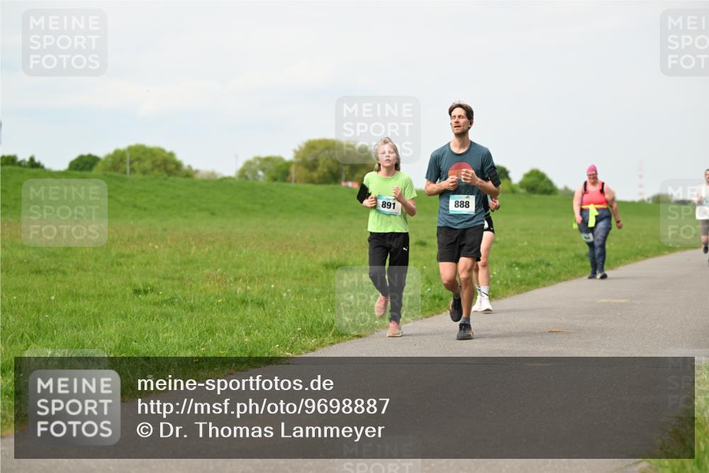 10.05.2026 - 8. Wedeler Halbmarathon Dr. Thomas Lammeyer http://msf.ph/oto/9698887 10.05.2026 11:35:06 Laufen 891, 888 meine-sportfotos.de