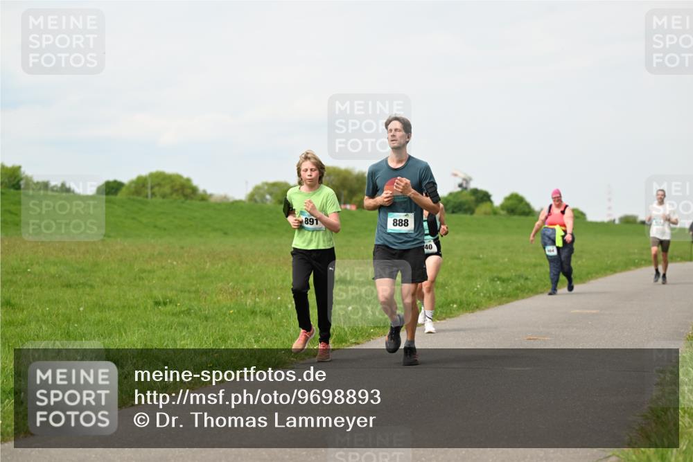 10.05.2026 - 8. Wedeler Halbmarathon Dr. Thomas Lammeyer http://msf.ph/oto/9698893 10.05.2026 11:35:07 Laufen 891, 888 meine-sportfotos.de