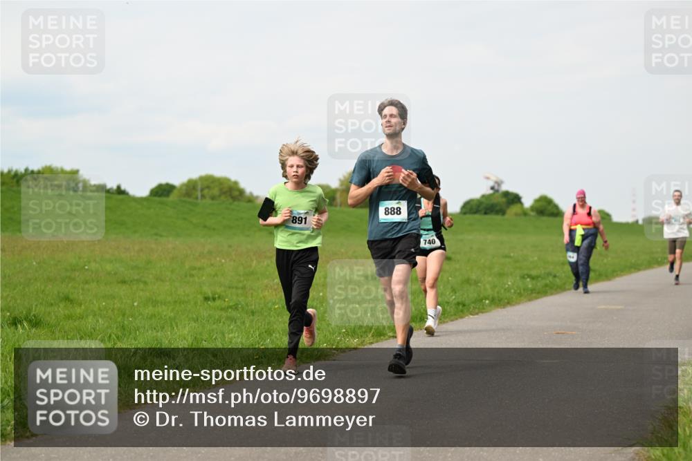 10.05.2026 - 8. Wedeler Halbmarathon Dr. Thomas Lammeyer http://msf.ph/oto/9698897 10.05.2026 11:35:08 Laufen 891, 888, 740 meine-sportfotos.de