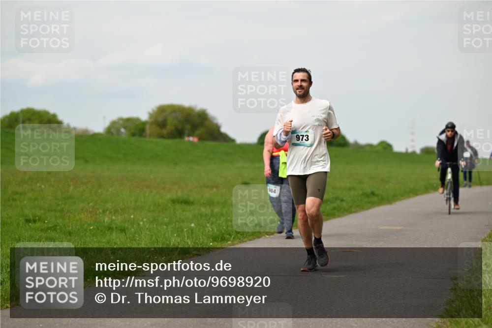 10.05.2026 - 8. Wedeler Halbmarathon Dr. Thomas Lammeyer http://msf.ph/oto/9698920 10.05.2026 11:35:13 Laufen 384, 973 meine-sportfotos.de