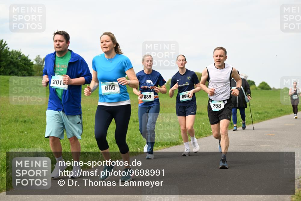 10.05.2026 - 8. Wedeler Halbmarathon Dr. Thomas Lammeyer http://msf.ph/oto/9698991 10.05.2026 11:35:39 Laufen 2016, 605, 889, 890, 258 meine-sportfotos.de