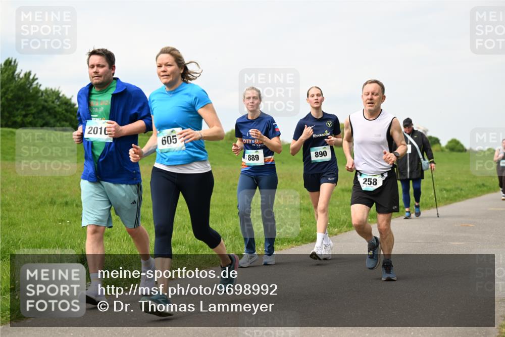 10.05.2026 - 8. Wedeler Halbmarathon Dr. Thomas Lammeyer http://msf.ph/oto/9698992 10.05.2026 11:35:39 Laufen 2016, 605, 609, 889, 890, 258 meine-sportfotos.de