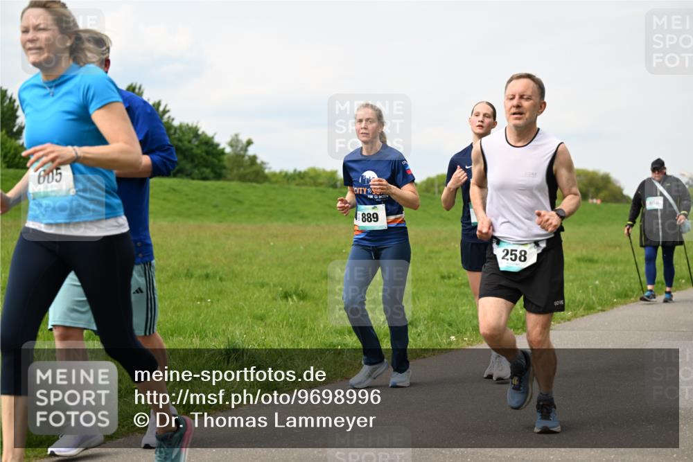 10.05.2026 - 8. Wedeler Halbmarathon Dr. Thomas Lammeyer http://msf.ph/oto/9698996 10.05.2026 11:35:39 Laufen 605, 889, 258, 698 meine-sportfotos.de