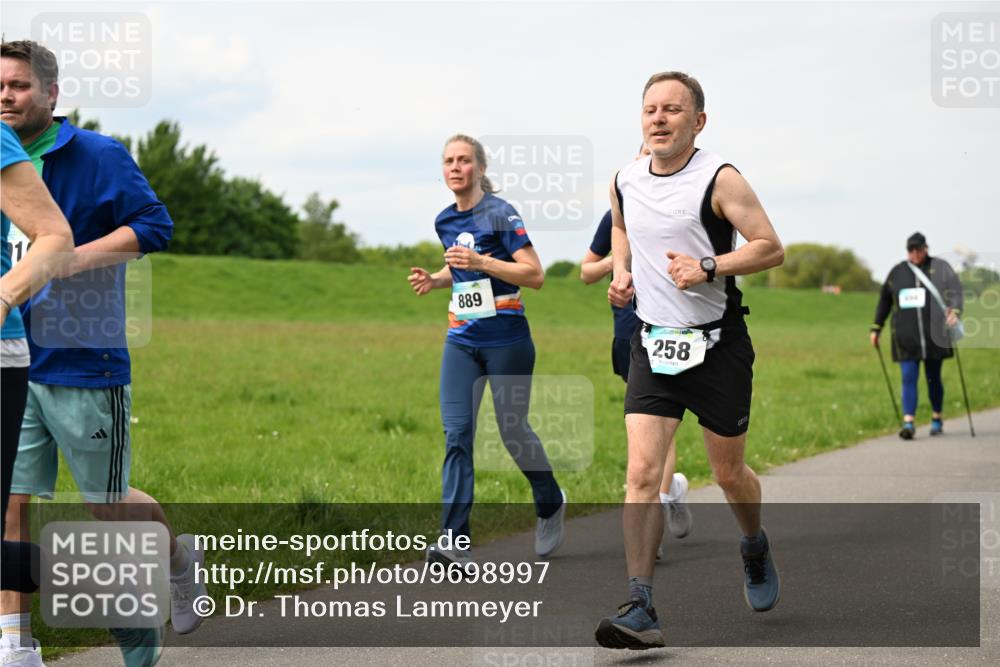10.05.2026 - 8. Wedeler Halbmarathon Dr. Thomas Lammeyer http://msf.ph/oto/9698997 10.05.2026 11:35:40 Laufen 889, 258 meine-sportfotos.de