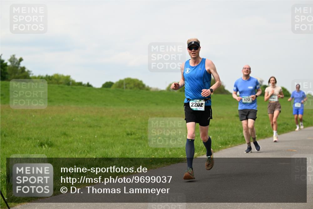 10.05.2026 - 8. Wedeler Halbmarathon Dr. Thomas Lammeyer http://msf.ph/oto/9699037 10.05.2026 11:35:48 Laufen 1002, 172, 2202 meine-sportfotos.de