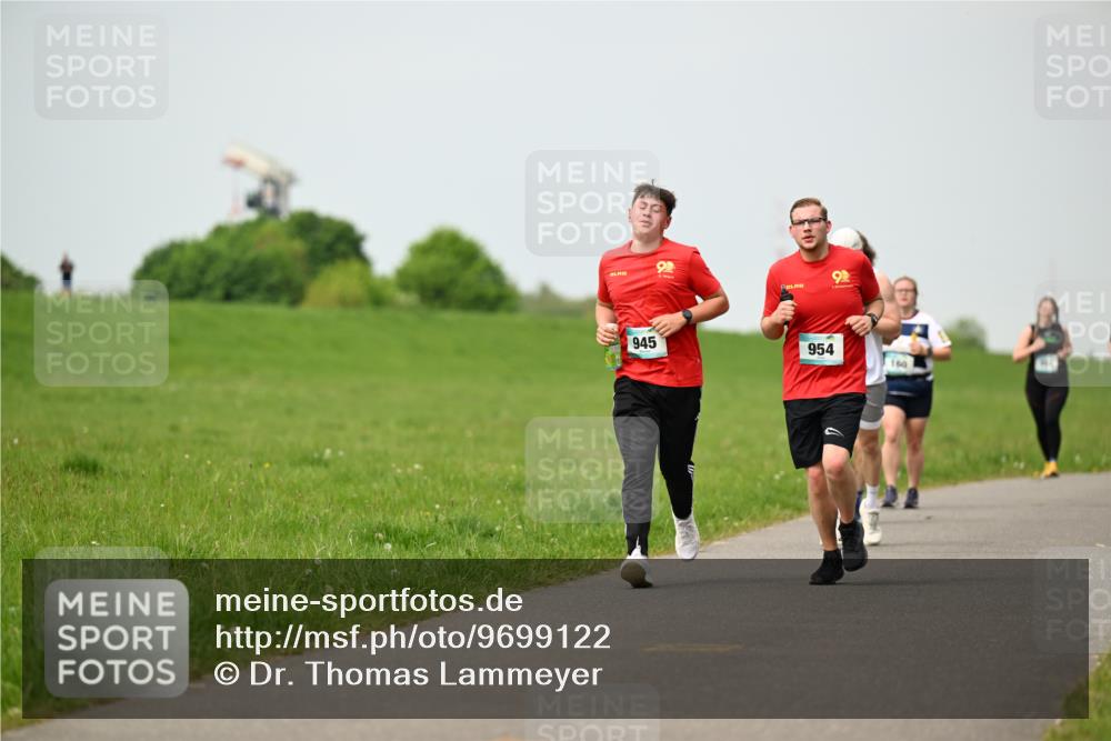 10.05.2026 - 8. Wedeler Halbmarathon Dr. Thomas Lammeyer http://msf.ph/oto/9699122 10.05.2026 11:36:05 Laufen 945, 954, 180 meine-sportfotos.de