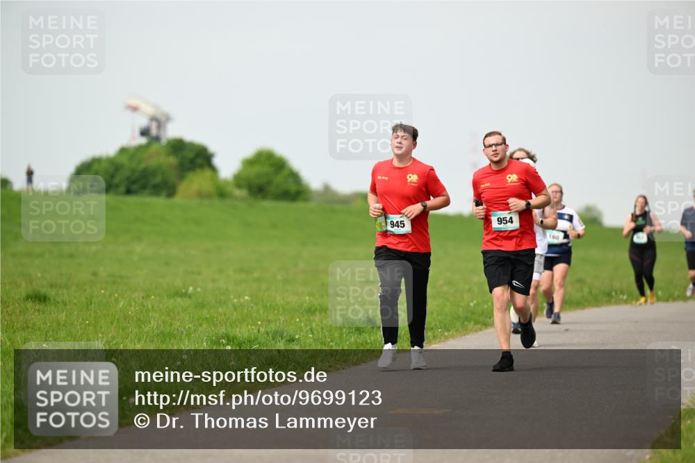 10.05.2026 - 8. Wedeler Halbmarathon Dr. Thomas Lammeyer http://msf.ph/oto/9699123 10.05.2026 11:36:04 Laufen 945, 954, 160 meine-sportfotos.de