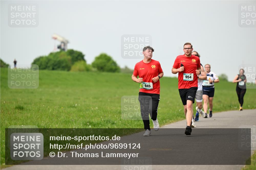 10.05.2026 - 8. Wedeler Halbmarathon Dr. Thomas Lammeyer http://msf.ph/oto/9699124 10.05.2026 11:36:05 Laufen 945, 954, 100 meine-sportfotos.de