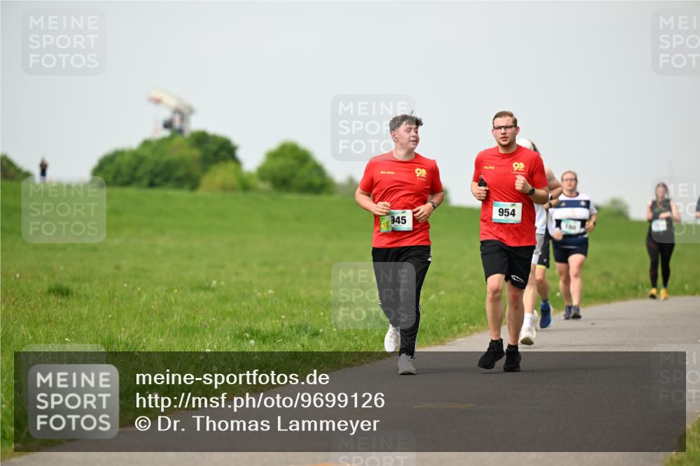 10.05.2026 - 8. Wedeler Halbmarathon Dr. Thomas Lammeyer http://msf.ph/oto/9699126 10.05.2026 11:36:05 Laufen 945, 954, 160 meine-sportfotos.de