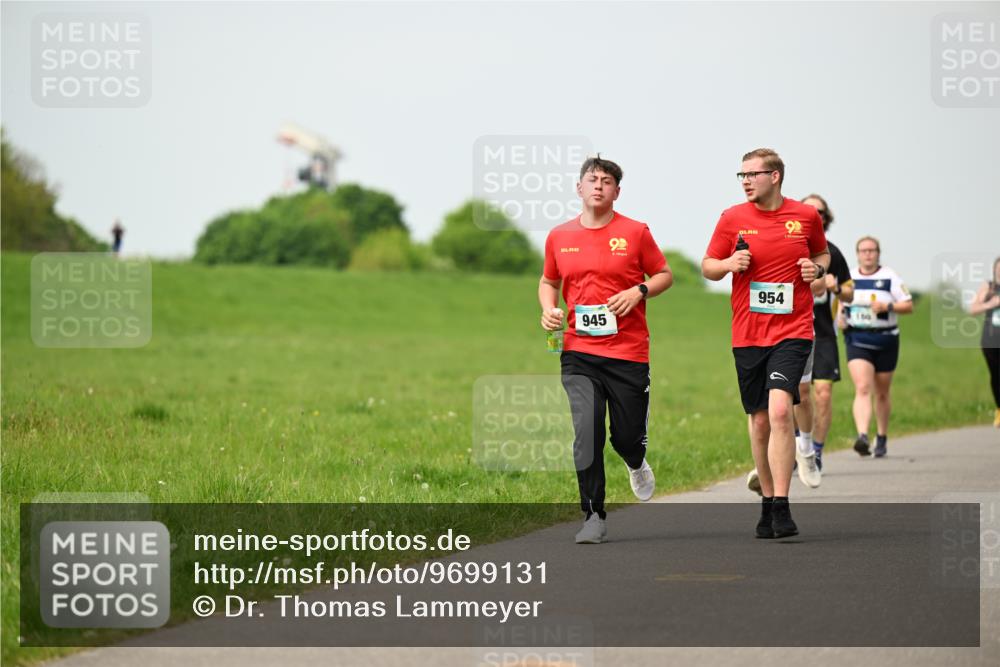 10.05.2026 - 8. Wedeler Halbmarathon Dr. Thomas Lammeyer http://msf.ph/oto/9699131 10.05.2026 11:36:05 Laufen 945, 954 meine-sportfotos.de