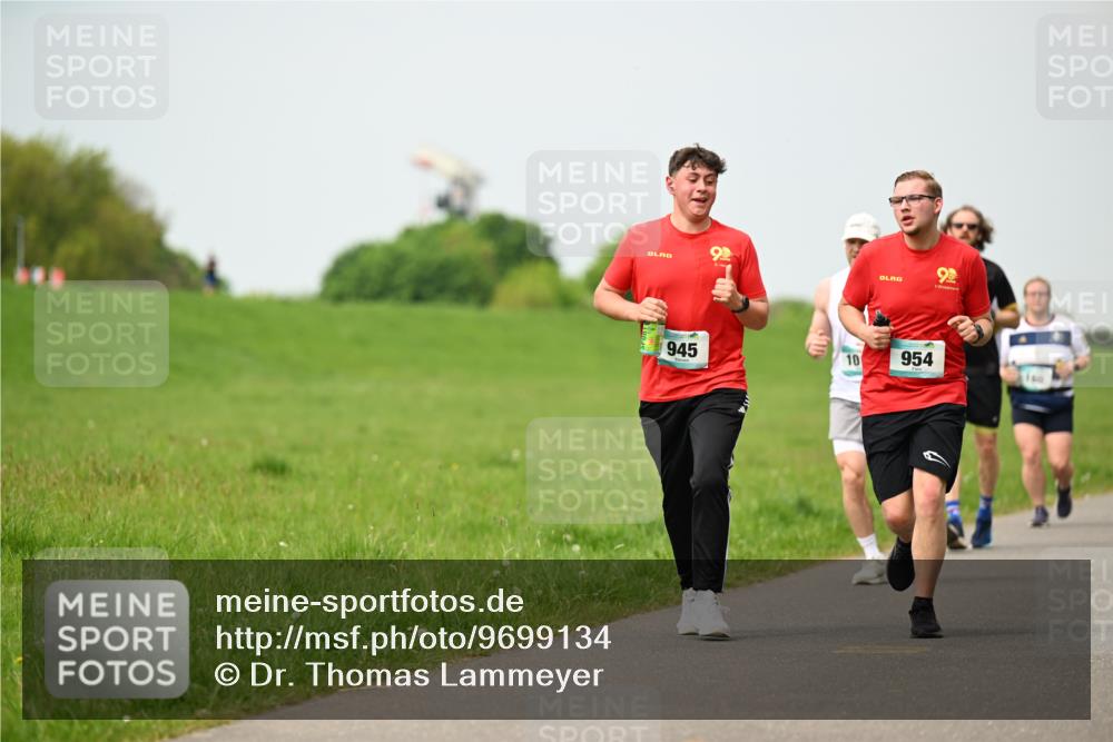 10.05.2026 - 8. Wedeler Halbmarathon Dr. Thomas Lammeyer http://msf.ph/oto/9699134 10.05.2026 11:36:06 Laufen 945, 954 meine-sportfotos.de