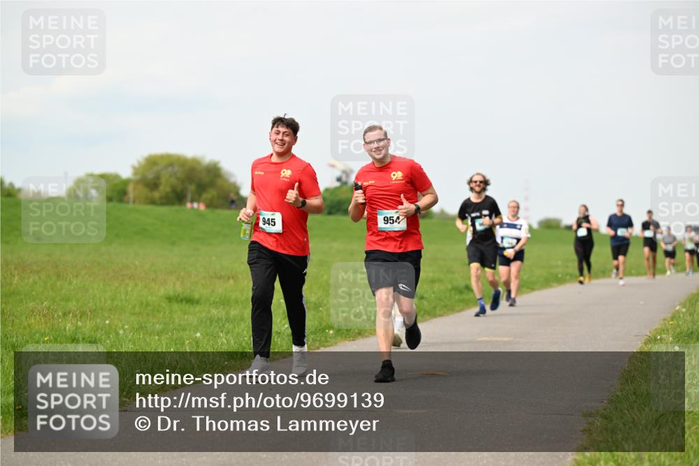10.05.2026 - 8. Wedeler Halbmarathon Dr. Thomas Lammeyer http://msf.ph/oto/9699139 10.05.2026 11:36:09 Laufen 945, 954 meine-sportfotos.de