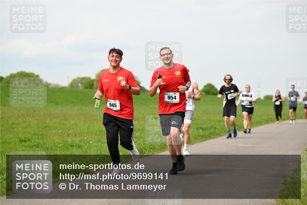 10.05.2026 - 8. Wedeler Halbmarathon Dr. Thomas Lammeyer http://msf.ph/oto/9699141 10.05.2026 11:36:10 Laufen 945, 954 meine-sportfotos.de