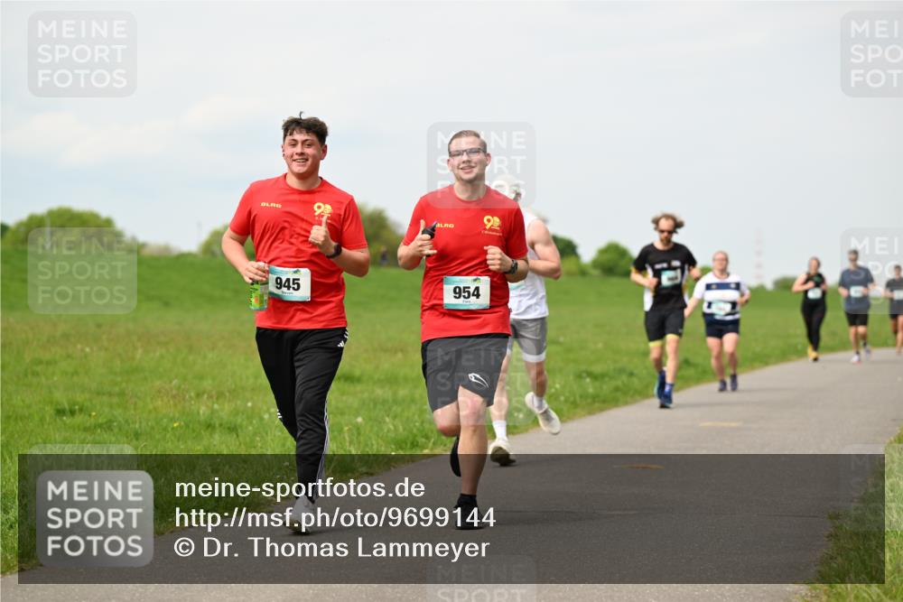 10.05.2026 - 8. Wedeler Halbmarathon Dr. Thomas Lammeyer http://msf.ph/oto/9699144 10.05.2026 11:36:10 Laufen 945, 954 meine-sportfotos.de