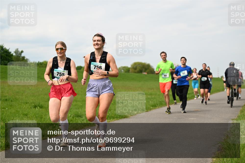 10.05.2026 - 8. Wedeler Halbmarathon Dr. Thomas Lammeyer http://msf.ph/oto/9699294 10.05.2026 11:36:42 Laufen 755, 756 meine-sportfotos.de
