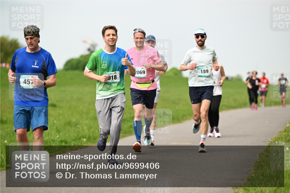 10.05.2026 - 8. Wedeler Halbmarathon Dr. Thomas Lammeyer http://msf.ph/oto/9699406 10.05.2026 11:37:05 Laufen 918, 2069, 457, 189 meine-sportfotos.de