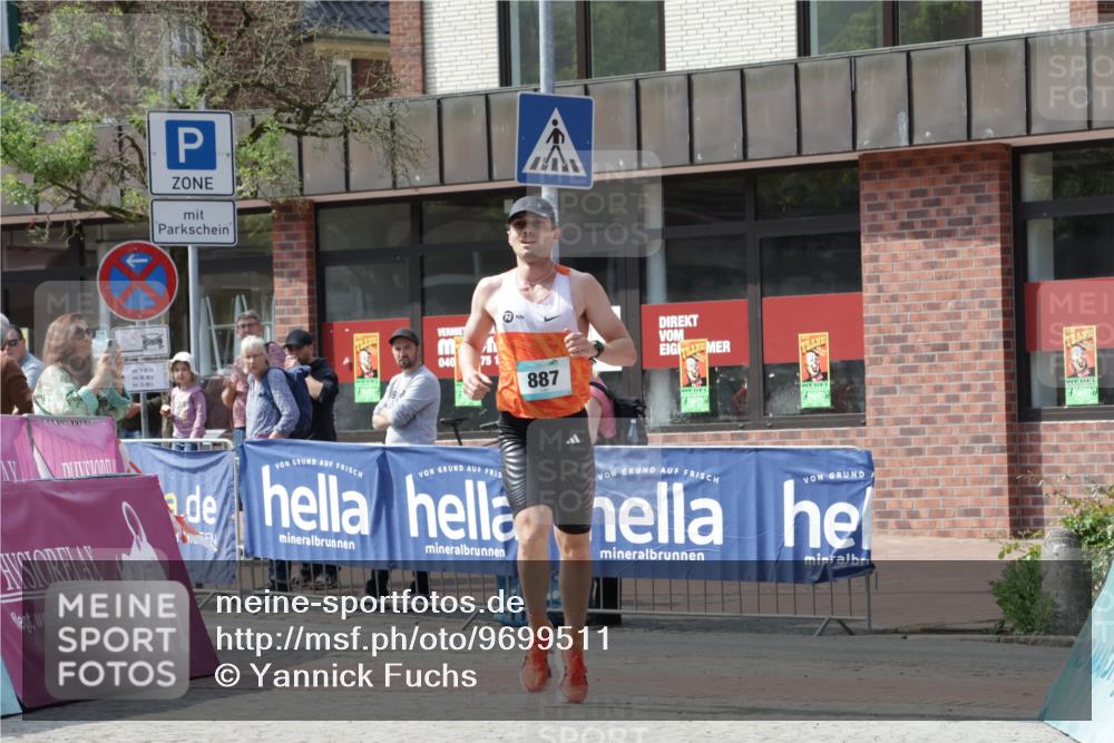 10.05.2026 - 8. Wedeler Halbmarathon Yannick Fuchs http://msf.ph/oto/9699511 10.05.2026 11:14:03 Ziel 887 meine-sportfotos.de