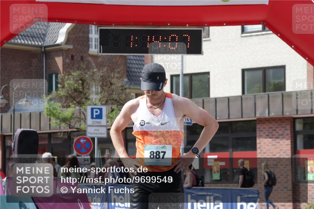10.05.2026 - 8. Wedeler Halbmarathon Yannick Fuchs http://msf.ph/oto/9699549 10.05.2026 11:14:07 Ziel 887 meine-sportfotos.de