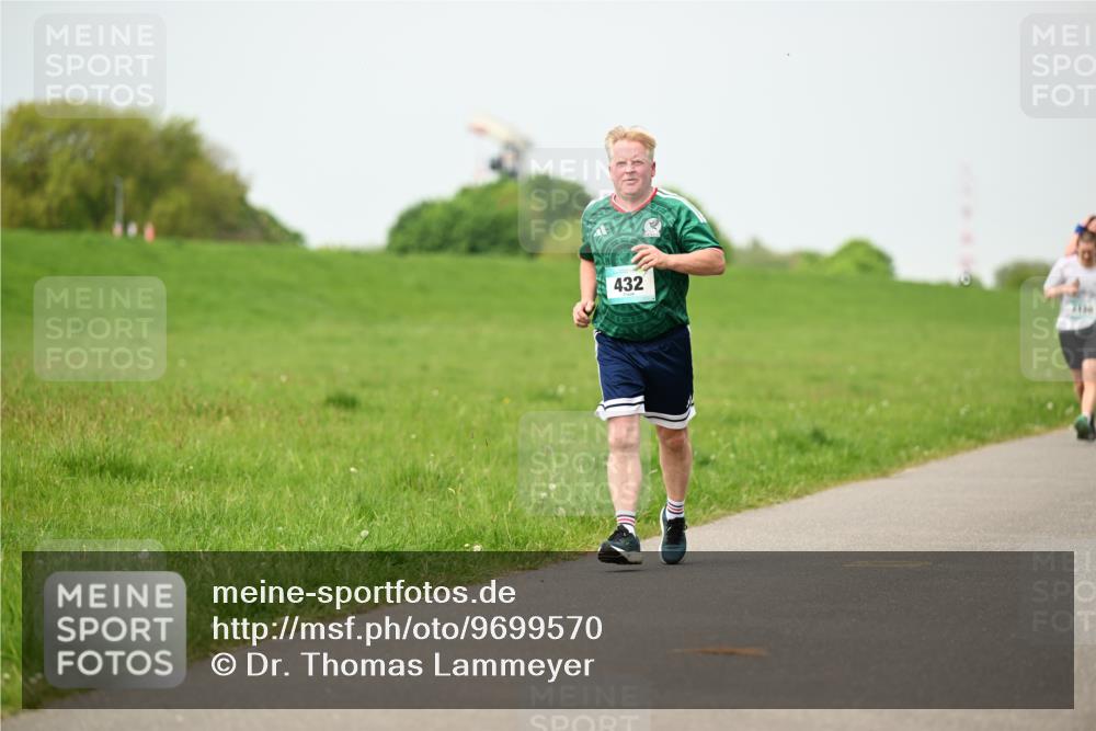 10.05.2026 - 8. Wedeler Halbmarathon Dr. Thomas Lammeyer http://msf.ph/oto/9699570 10.05.2026 11:37:33 Laufen 432, 2126 meine-sportfotos.de