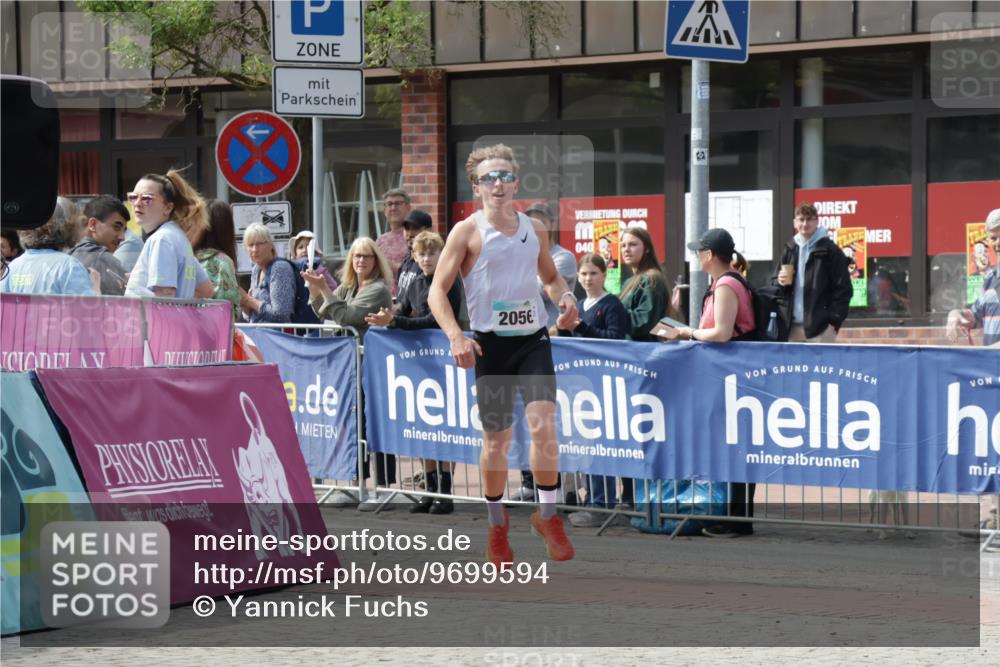 10.05.2026 - 8. Wedeler Halbmarathon Yannick Fuchs http://msf.ph/oto/9699594 10.05.2026 11:16:25 Ziel 2056 meine-sportfotos.de