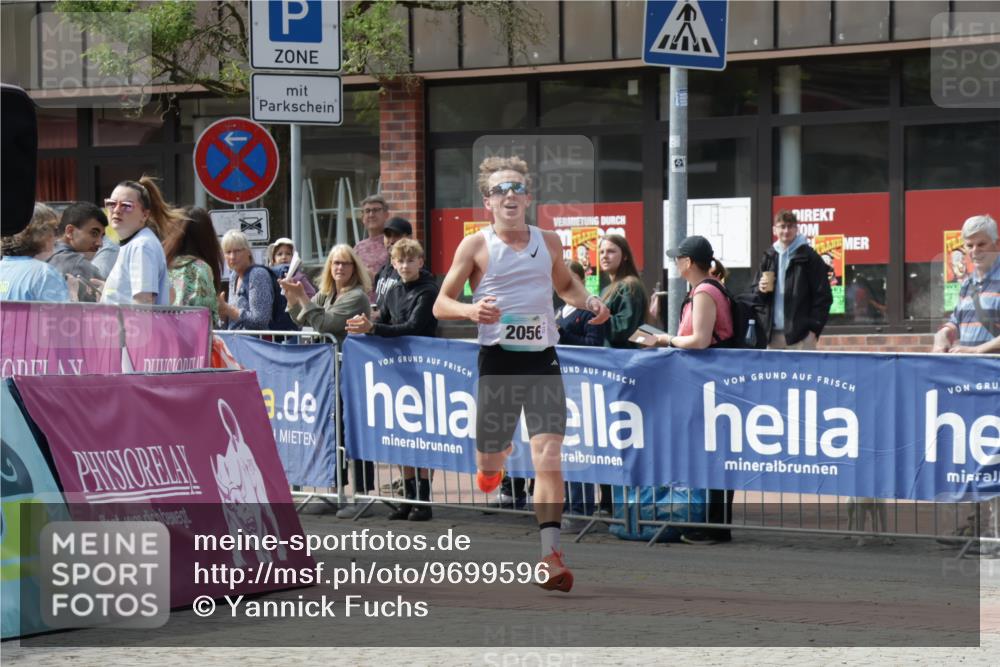 10.05.2026 - 8. Wedeler Halbmarathon Yannick Fuchs http://msf.ph/oto/9699596 10.05.2026 11:16:25 Ziel 2056 meine-sportfotos.de