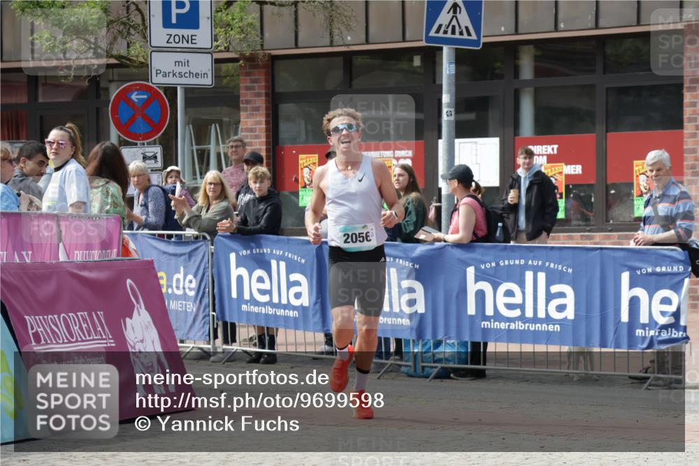 10.05.2026 - 8. Wedeler Halbmarathon Yannick Fuchs http://msf.ph/oto/9699598 10.05.2026 11:16:25 Ziel 2056 meine-sportfotos.de