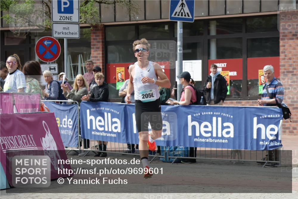 10.05.2026 - 8. Wedeler Halbmarathon Yannick Fuchs http://msf.ph/oto/9699601 10.05.2026 11:16:26 Ziel 2056 meine-sportfotos.de