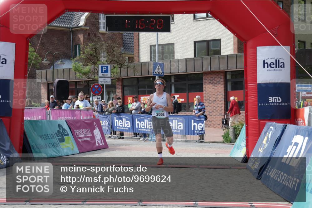 10.05.2026 - 8. Wedeler Halbmarathon Yannick Fuchs http://msf.ph/oto/9699624 10.05.2026 11:16:27 Ziel 2056 meine-sportfotos.de