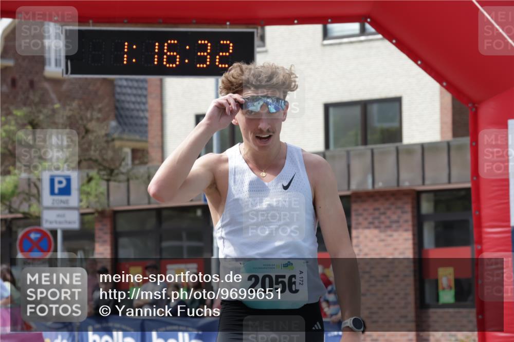 10.05.2026 - 8. Wedeler Halbmarathon Yannick Fuchs http://msf.ph/oto/9699651 10.05.2026 11:16:32 Ziel 2056 meine-sportfotos.de