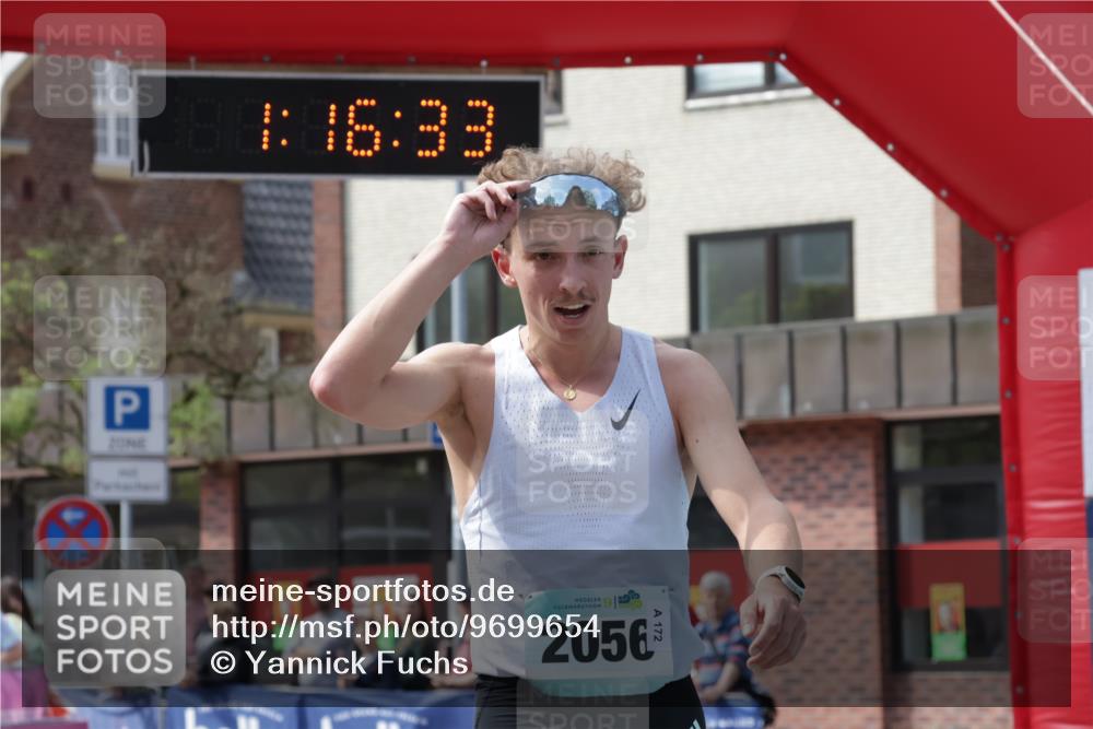 10.05.2026 - 8. Wedeler Halbmarathon Yannick Fuchs http://msf.ph/oto/9699654 10.05.2026 11:16:32 Ziel 2056 meine-sportfotos.de
