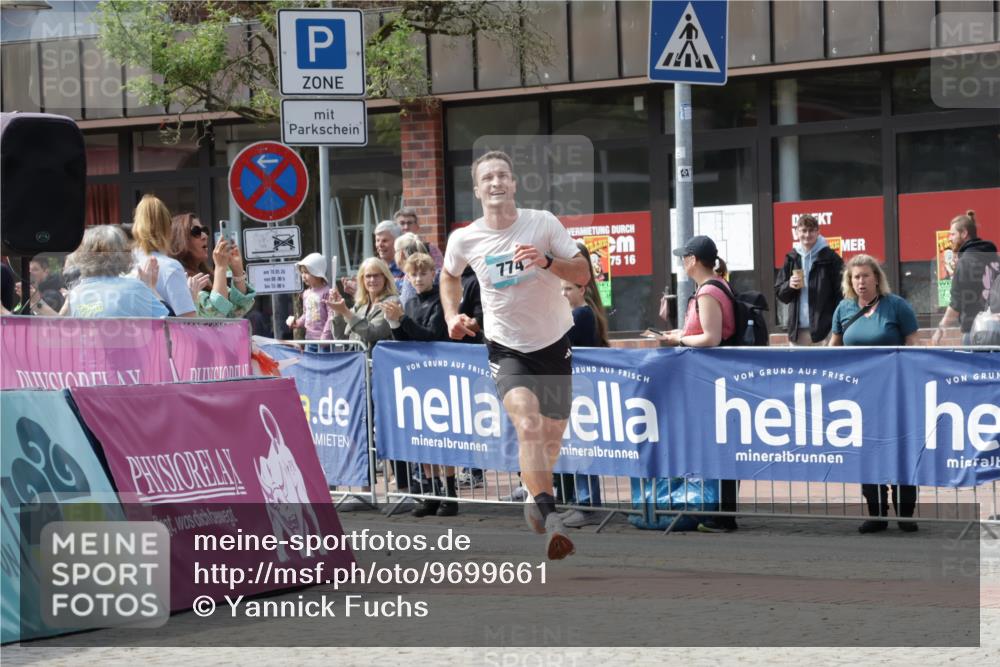 10.05.2026 - 8. Wedeler Halbmarathon Yannick Fuchs http://msf.ph/oto/9699661 10.05.2026 11:17:49 Ziel 774 meine-sportfotos.de