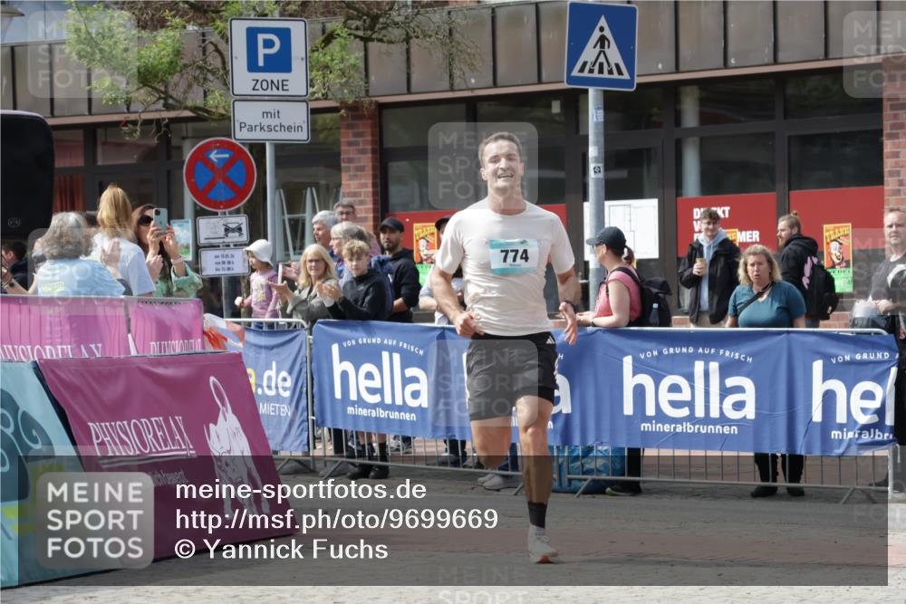 10.05.2026 - 8. Wedeler Halbmarathon Yannick Fuchs http://msf.ph/oto/9699669 10.05.2026 11:17:50 Ziel 774, 2246 meine-sportfotos.de