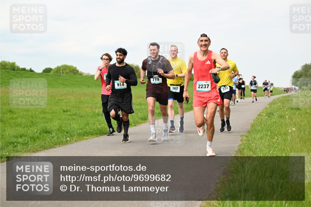 10.05.2026 - 8. Wedeler Halbmarathon Dr. Thomas Lammeyer http://msf.ph/oto/9699682 10.05.2026 11:37:53 Laufen 719, 914, 367, 2237, 370 meine-sportfotos.de