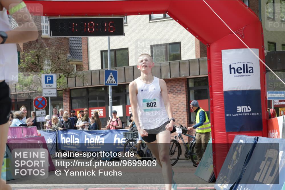 10.05.2026 - 8. Wedeler Halbmarathon Yannick Fuchs http://msf.ph/oto/9699809 10.05.2026 11:18:16 Ziel 802, 2083 meine-sportfotos.de