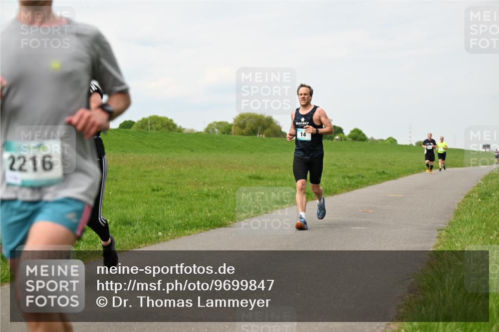 10.05.2026 - 8. Wedeler Halbmarathon Dr. Thomas Lammeyer http://msf.ph/oto/9699847 10.05.2026 11:38:10 Laufen 2216 meine-sportfotos.de