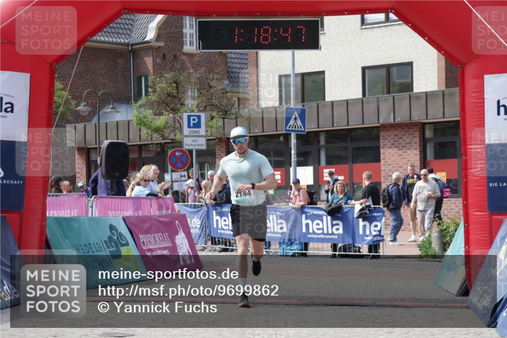 10.05.2026 - 8. Wedeler Halbmarathon Yannick Fuchs http://msf.ph/oto/9699862 10.05.2026 11:18:47 Ziel 2144 meine-sportfotos.de