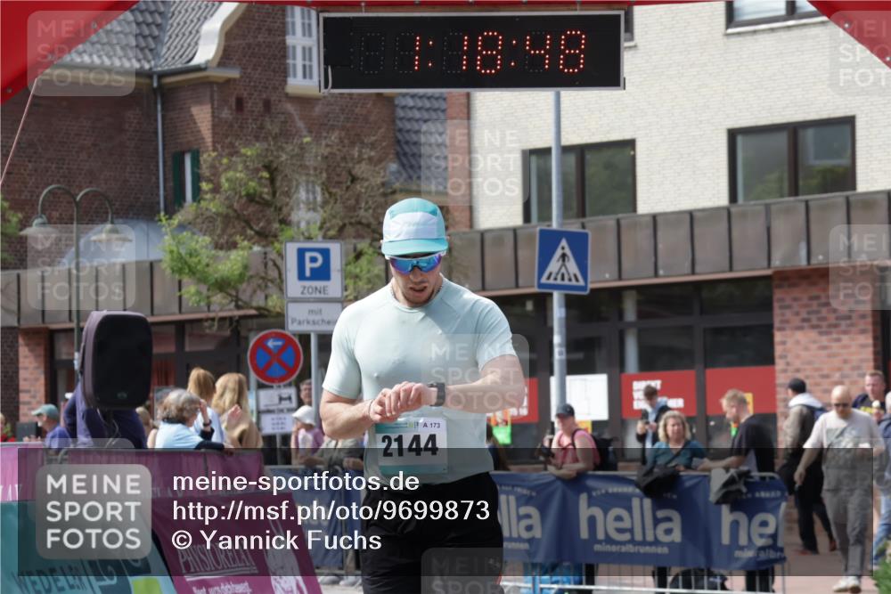 10.05.2026 - 8. Wedeler Halbmarathon Yannick Fuchs http://msf.ph/oto/9699873 10.05.2026 11:18:48 Ziel 2144 meine-sportfotos.de