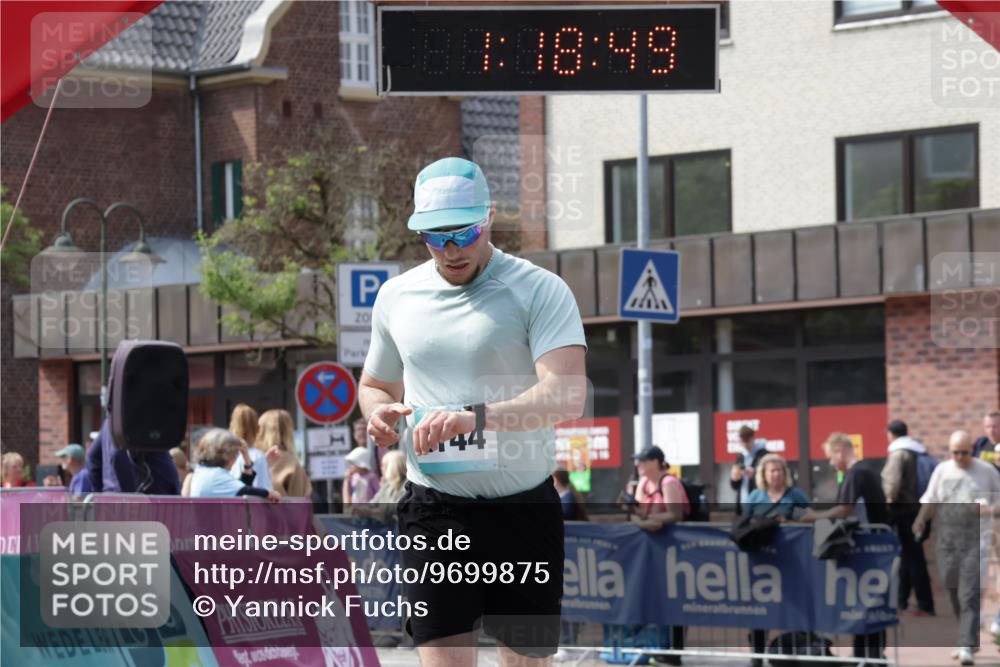 10.05.2026 - 8. Wedeler Halbmarathon Yannick Fuchs http://msf.ph/oto/9699875 10.05.2026 11:18:48 Ziel 2144 meine-sportfotos.de