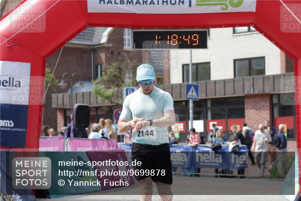10.05.2026 - 8. Wedeler Halbmarathon Yannick Fuchs http://msf.ph/oto/9699878 10.05.2026 11:18:48 Ziel 2144 meine-sportfotos.de