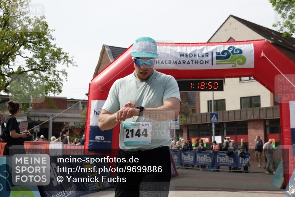 10.05.2026 - 8. Wedeler Halbmarathon Yannick Fuchs http://msf.ph/oto/9699886 10.05.2026 11:18:50 Ziel 2144 meine-sportfotos.de