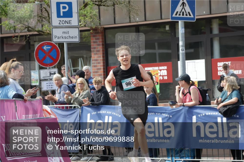 10.05.2026 - 8. Wedeler Halbmarathon Yannick Fuchs http://msf.ph/oto/9699888 10.05.2026 11:19:05 Ziel 961 meine-sportfotos.de
