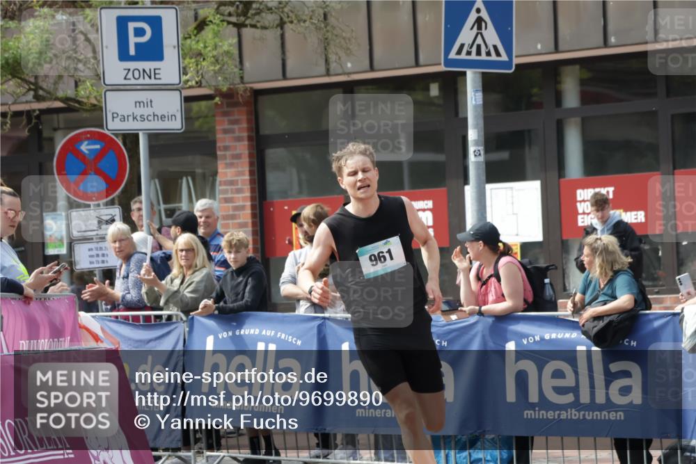 10.05.2026 - 8. Wedeler Halbmarathon Yannick Fuchs http://msf.ph/oto/9699890 10.05.2026 11:19:05 Ziel 961 meine-sportfotos.de