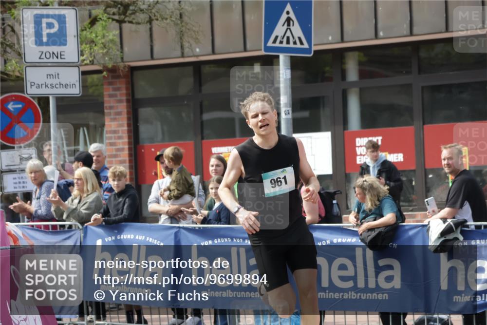10.05.2026 - 8. Wedeler Halbmarathon Yannick Fuchs http://msf.ph/oto/9699894 10.05.2026 11:19:05 Ziel 961 meine-sportfotos.de