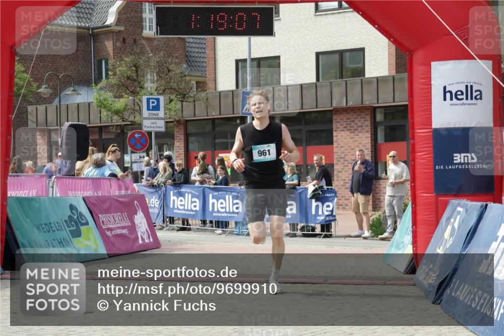 10.05.2026 - 8. Wedeler Halbmarathon Yannick Fuchs http://msf.ph/oto/9699910 10.05.2026 11:19:07 Ziel 961 meine-sportfotos.de