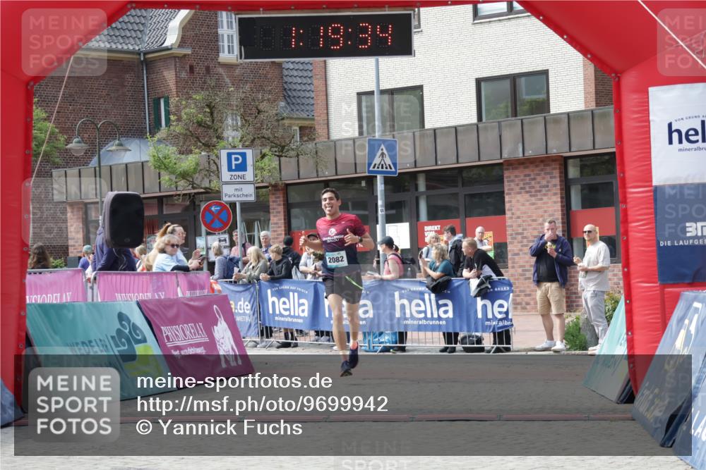 10.05.2026 - 8. Wedeler Halbmarathon Yannick Fuchs http://msf.ph/oto/9699942 10.05.2026 11:19:33 Ziel 2082 meine-sportfotos.de