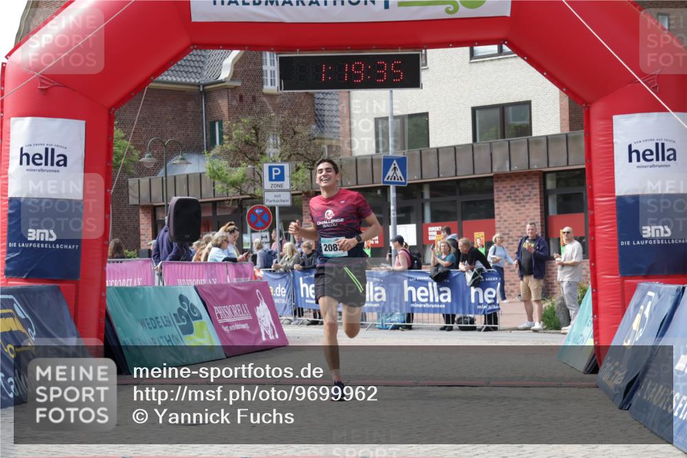 10.05.2026 - 8. Wedeler Halbmarathon Yannick Fuchs http://msf.ph/oto/9699962 10.05.2026 11:19:35 Ziel 2082 meine-sportfotos.de
